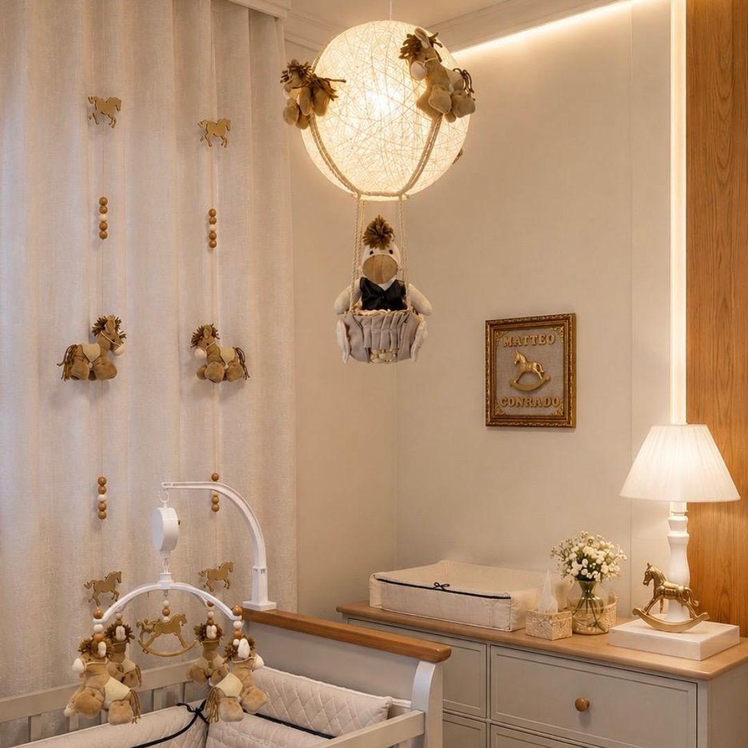 Quarto de bebê tema cavalinho em tons neutros com berço, móbile temático, iluminação decorativa e acessórios combinados entre sim.