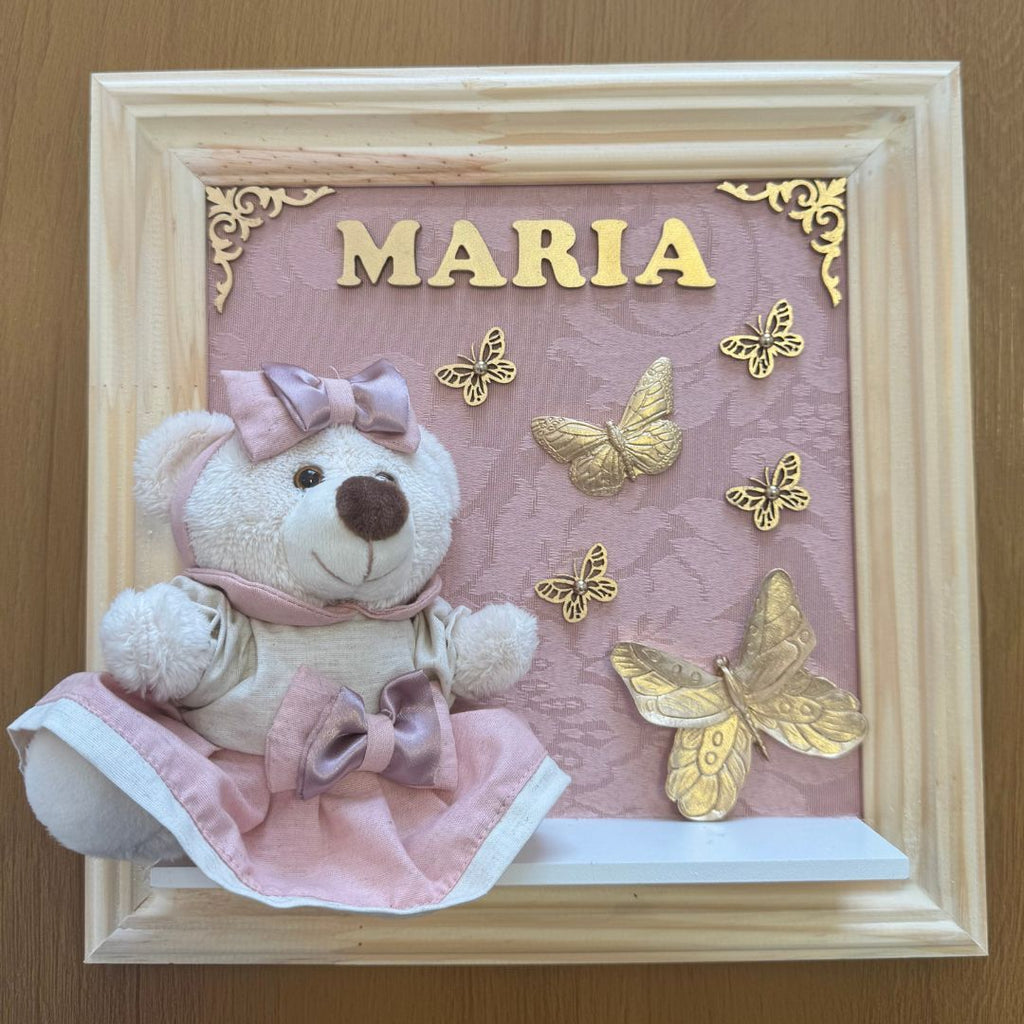Quadro Maternidade Ursinha Zoe - Borboleta Dourada (Fundo Rosé)