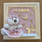 Quadro Maternidade Ursinha Zoe - Borboleta Dourada (Fundo Rosé)