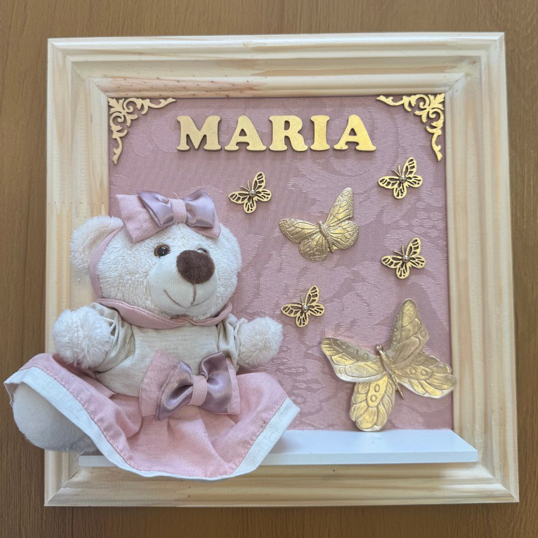 Quadro Maternidade Ursinha Zoe - Borboleta Dourada (Fundo Rosé)