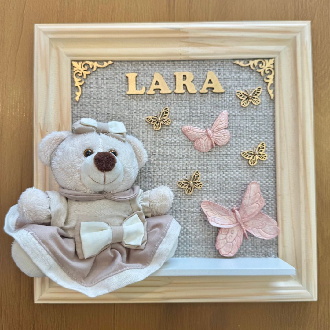 Quadro Maternidade Ursinha Zoe (Bege) - Borboleta Rosa Rose (Fundo Bege)