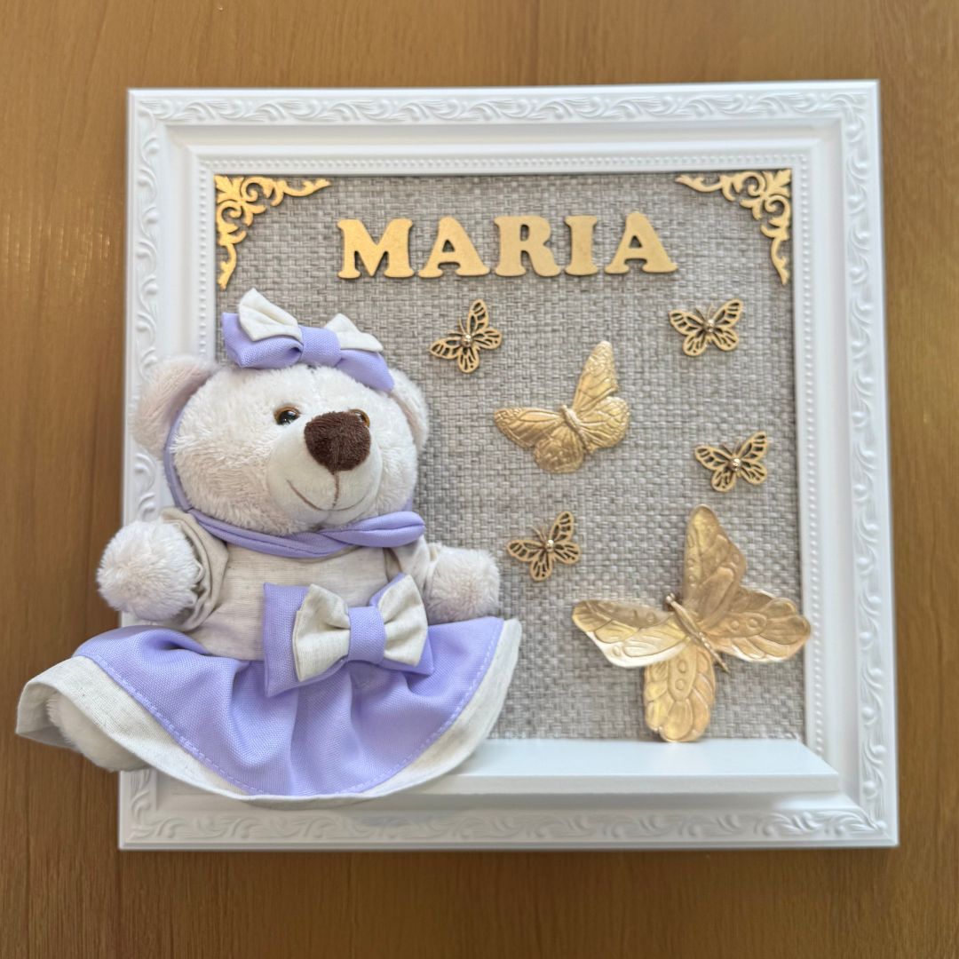 Quadro Maternidade Ursinha Zoe Lilás - Borboleta Dourada (Fundo Bege)