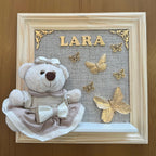 Quadro Maternidade Ursinha Zoe (Bege) - Borboleta Dourada (Fundo Bege)