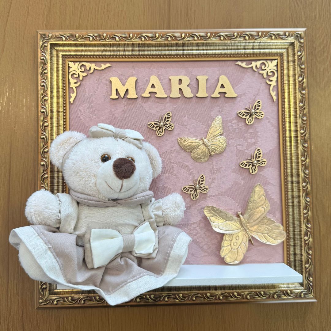 Quadro Maternidade Ursinha Zoe (Bege) - Borboleta Dourada (Fundo Rosé)