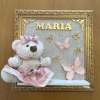 Quadro Maternidade Ursinha Zoe - Borboleta Rosa Rosé (Fundo Bege)