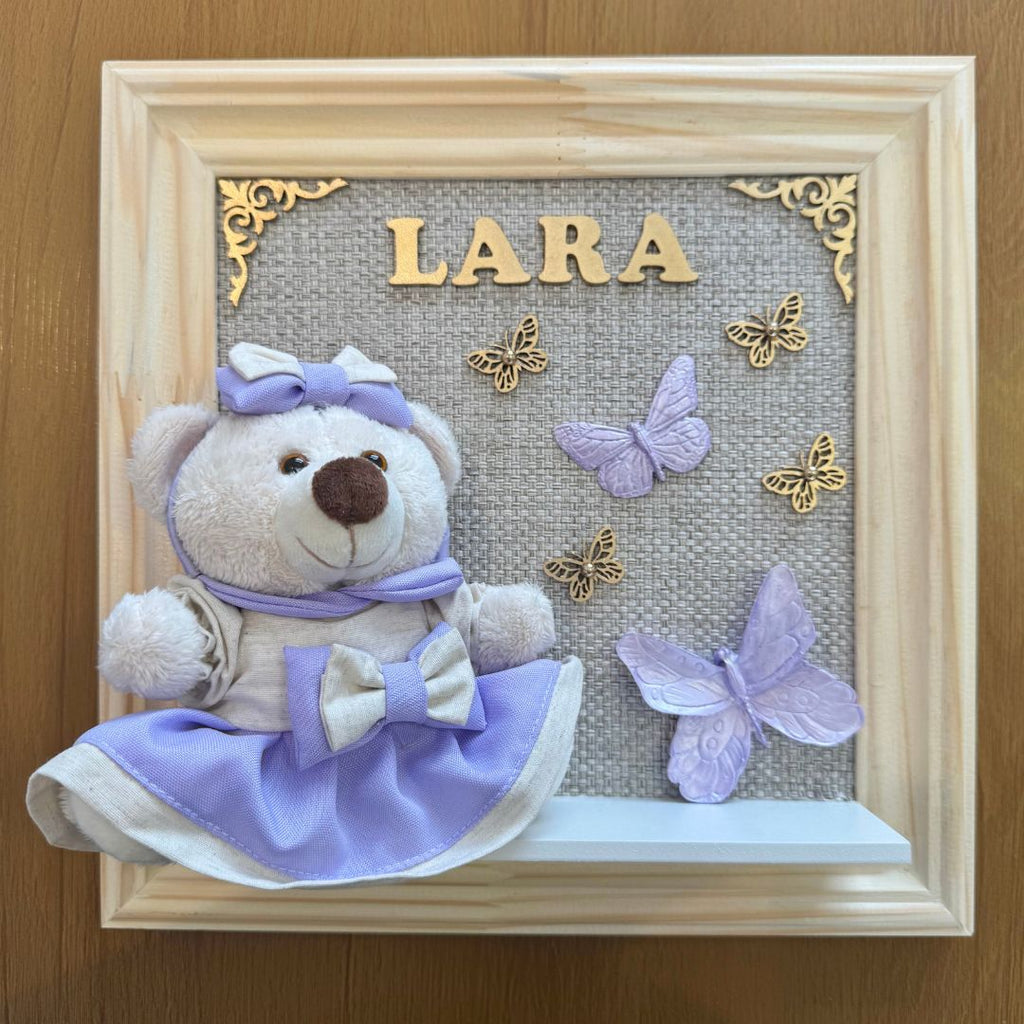 Quadro Maternidade Ursinha Zoe Lilás - Borboleta Lilás (Fundo Bege)