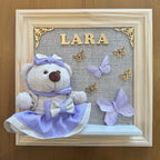 Quadro Maternidade Ursinha Zoe Lilás - Borboleta Lilás (Fundo Bege)