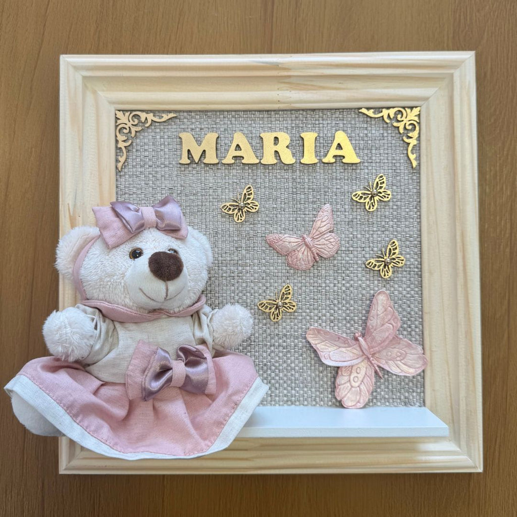 Quadro Maternidade Ursinha Zoe - Borboleta Rosa Rosé (Fundo Bege)
