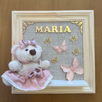 Quadro Maternidade Ursinha Zoe - Borboleta Rosa Rosé (Fundo Bege)