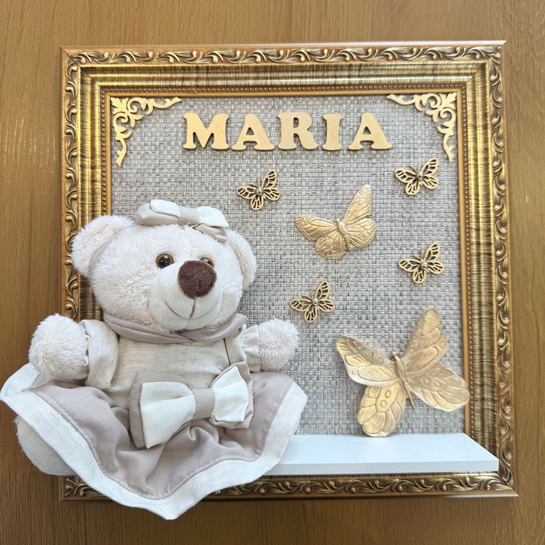 Quadro Maternidade Ursinha Zoe (Bege) - Borboleta Dourada (Fundo Bege)
