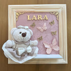 Quadro Maternidade Ursinha Zoe (Bege) - Borboleta Rosa Rose (Fundo Rosé)