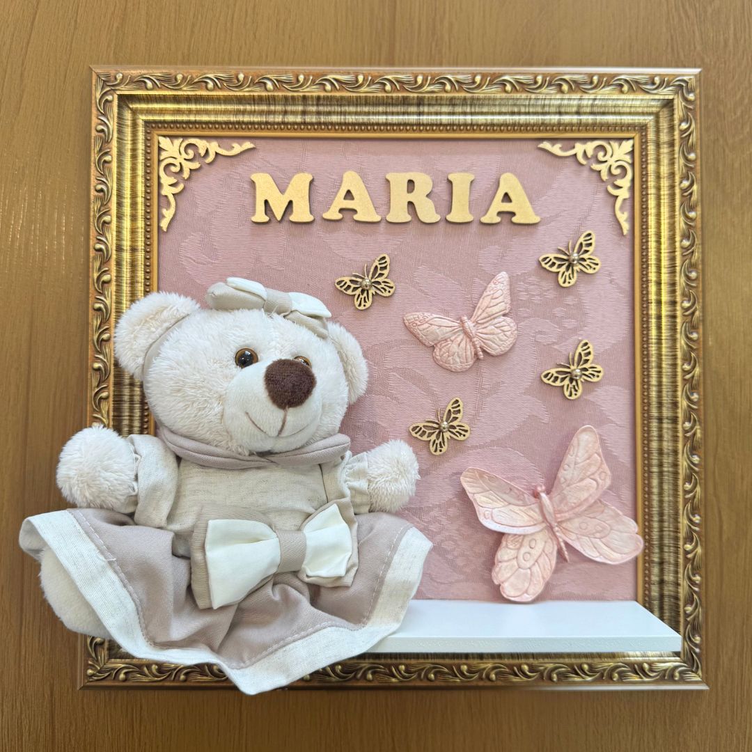 Quadro Maternidade Ursinha Zoe (Bege) - Borboleta Rosa Rose (Fundo Rosé)