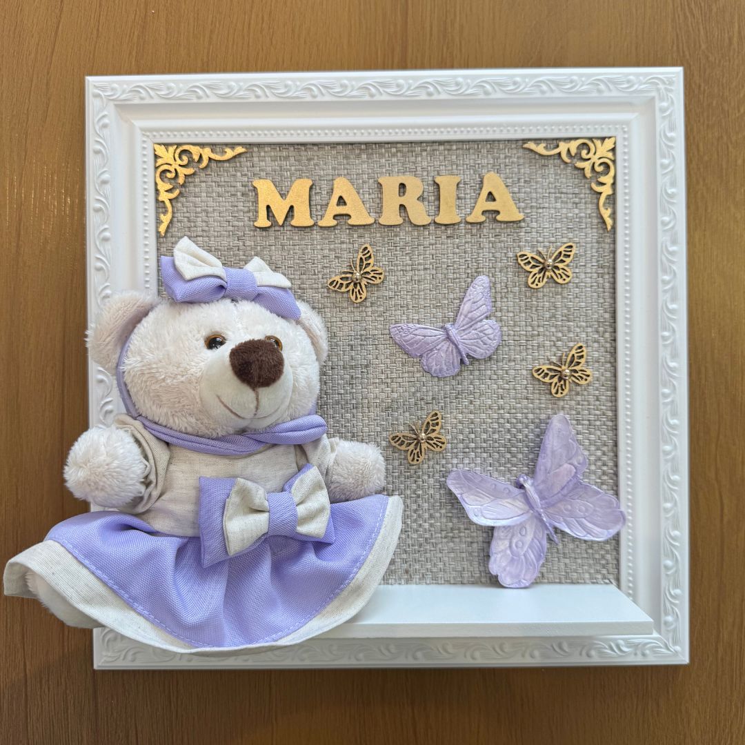 Quadro Maternidade Ursinha Zoe Lilás - Borboleta Lilás (Fundo Bege)