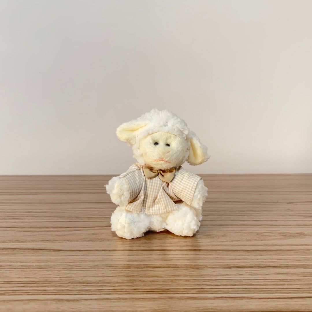 Ovelha de Pelúcia (Roupa Bege) - 12cm