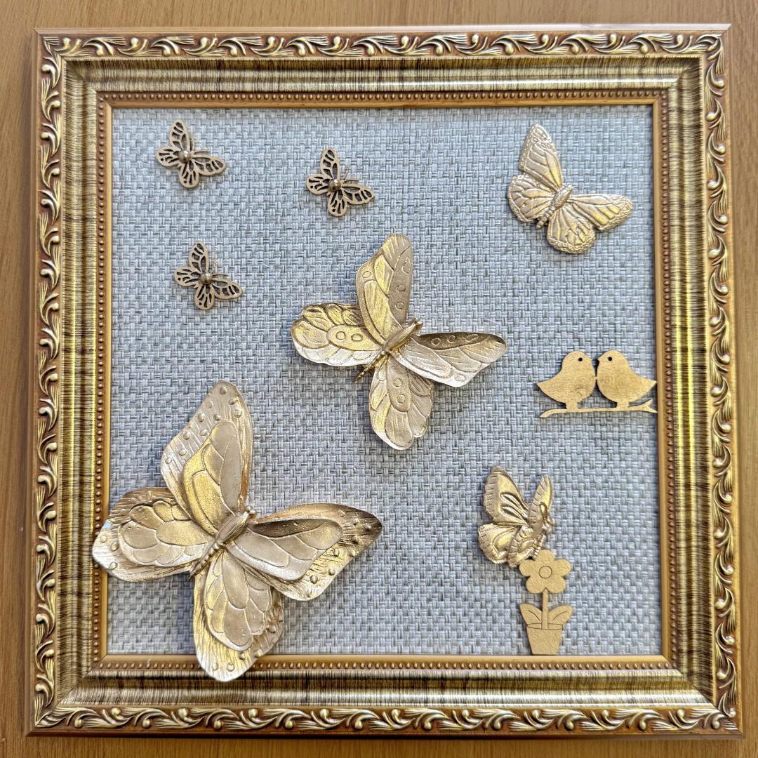 Quadro Borboleta Dourada (Fundo Bege)