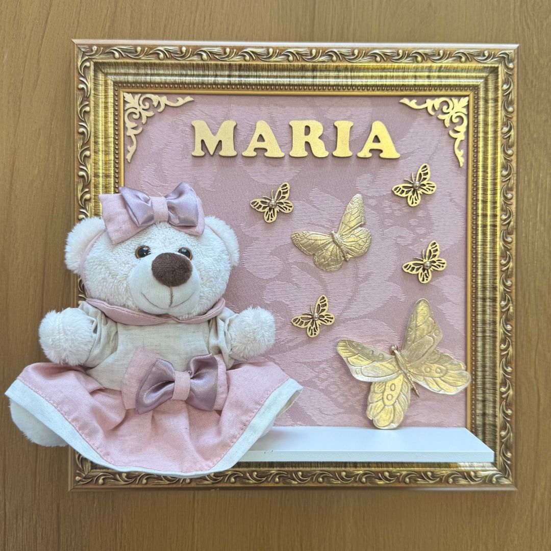 Quadro Maternidade Ursinha Zoe - Borboleta Dourada (Fundo Rosé)