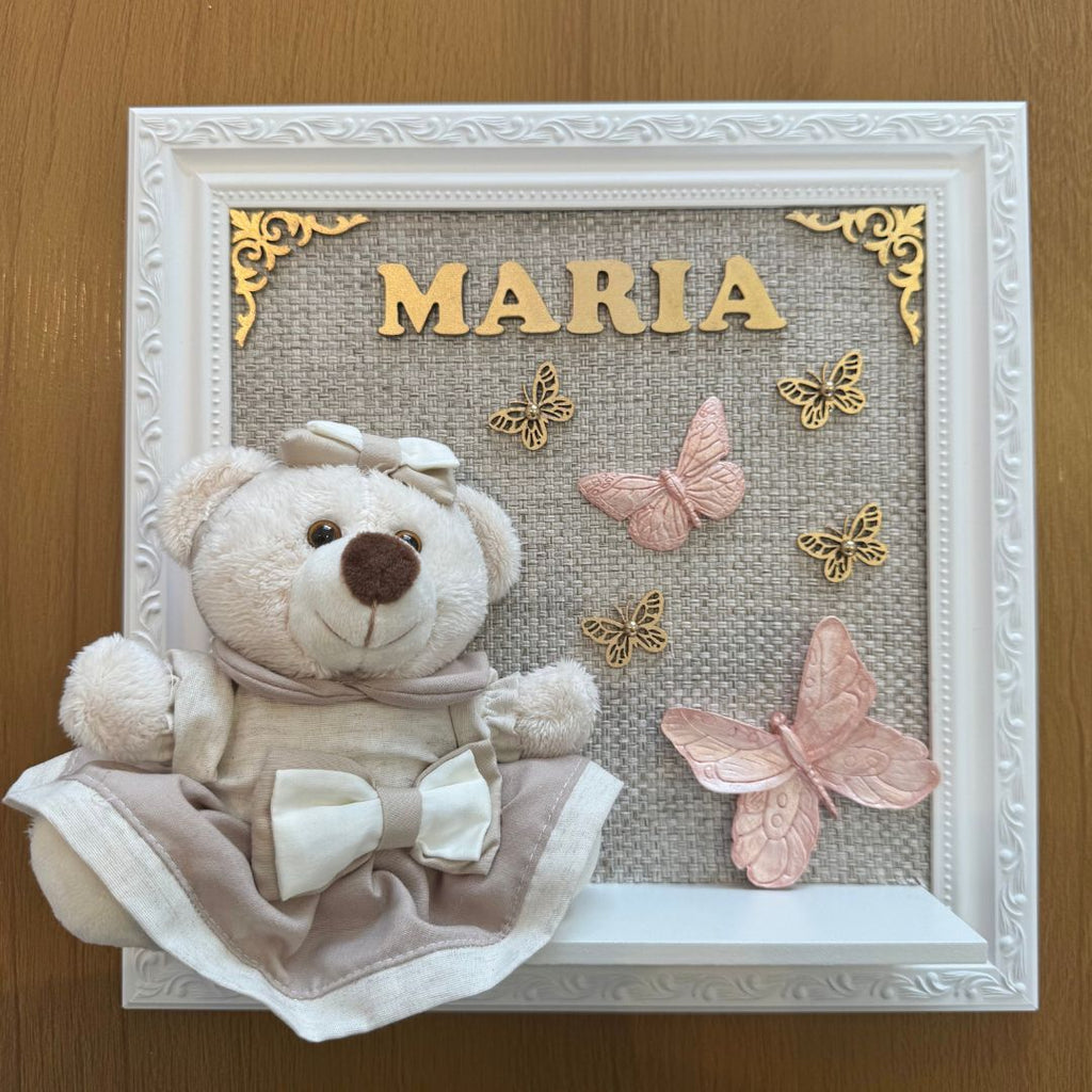 Quadro Maternidade Ursinha Zoe (Bege) - Borboleta Rosa Rose (Fundo Bege)