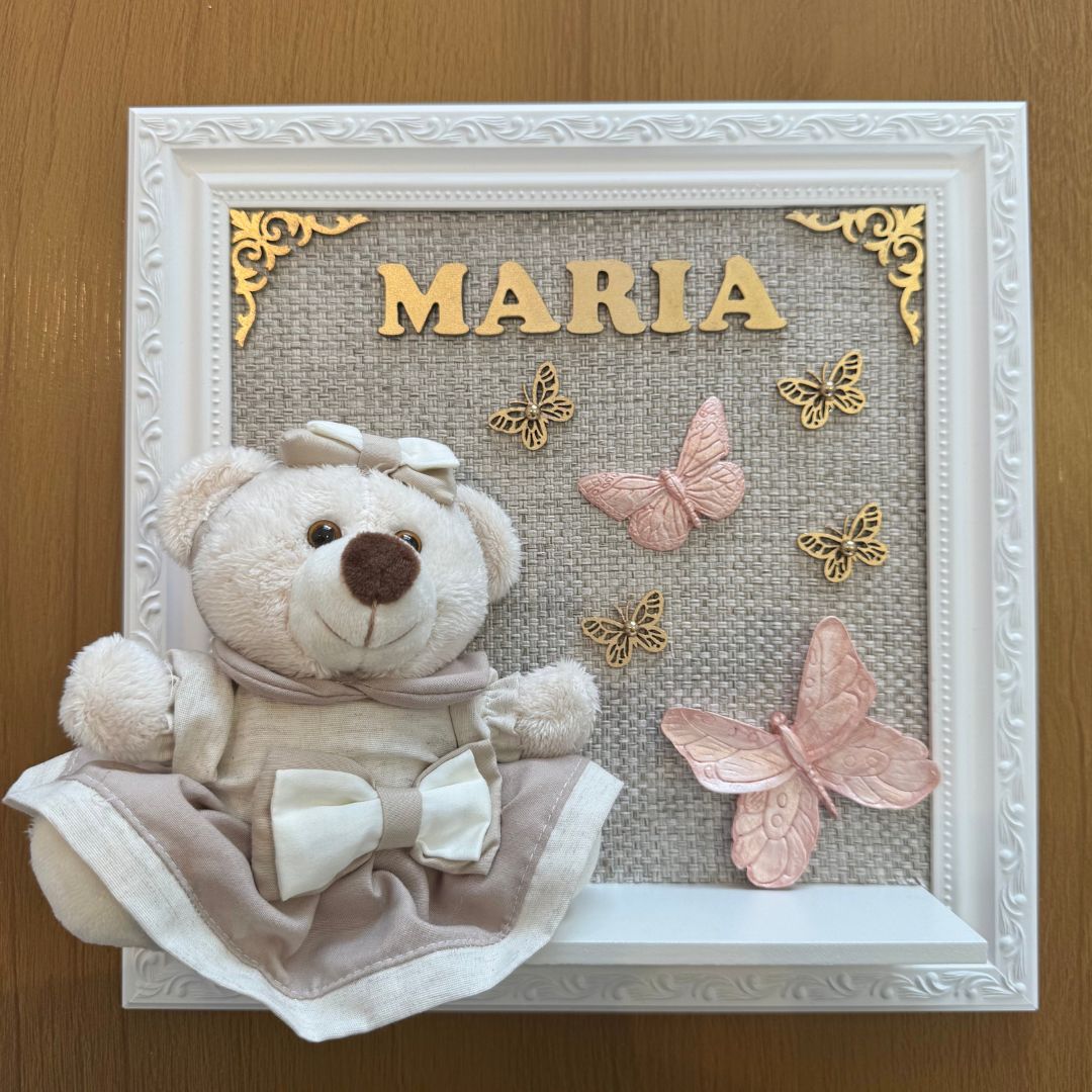 Quadro Maternidade Ursinha Zoe (Bege) - Borboleta Rosa Rose (Fundo Bege)