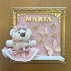 Quadro Maternidade Ursinha Zoe - Borboleta Rosa Rosé (Fundo Rosé)