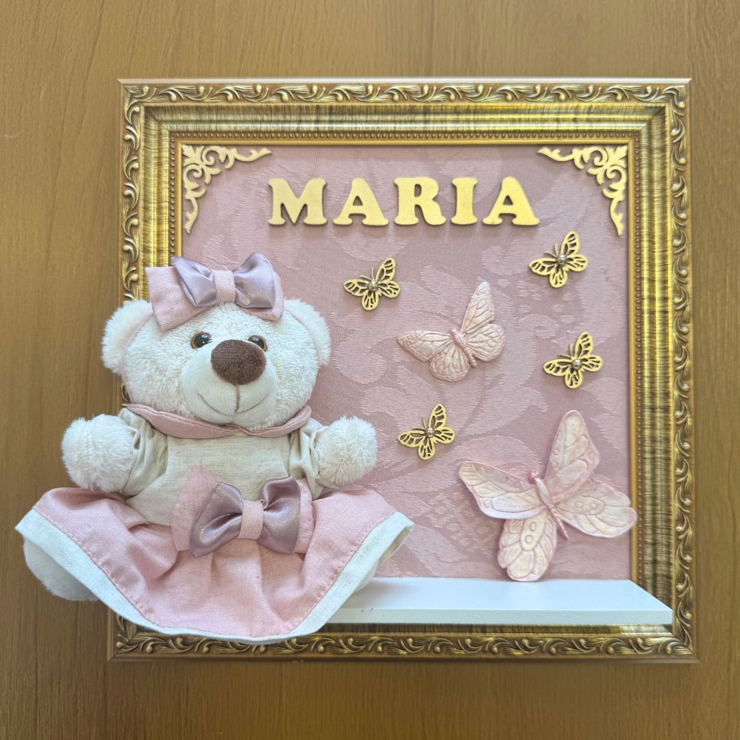 Quadro Maternidade Ursinha Zoe - Borboleta Rosa Rosé (Fundo Rosé)