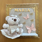 Quadro Maternidade Ursinha Zoe (Bege) - Borboleta Rosa Rose (Fundo Bege)
