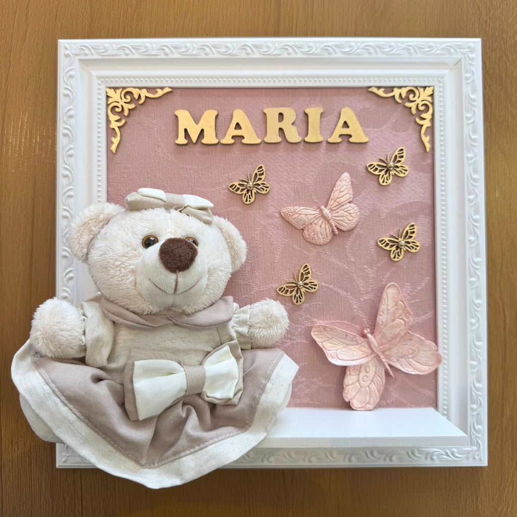 Quadro Maternidade Ursinha Zoe (Bege) - Borboleta Rosa Rose (Fundo Rosé)