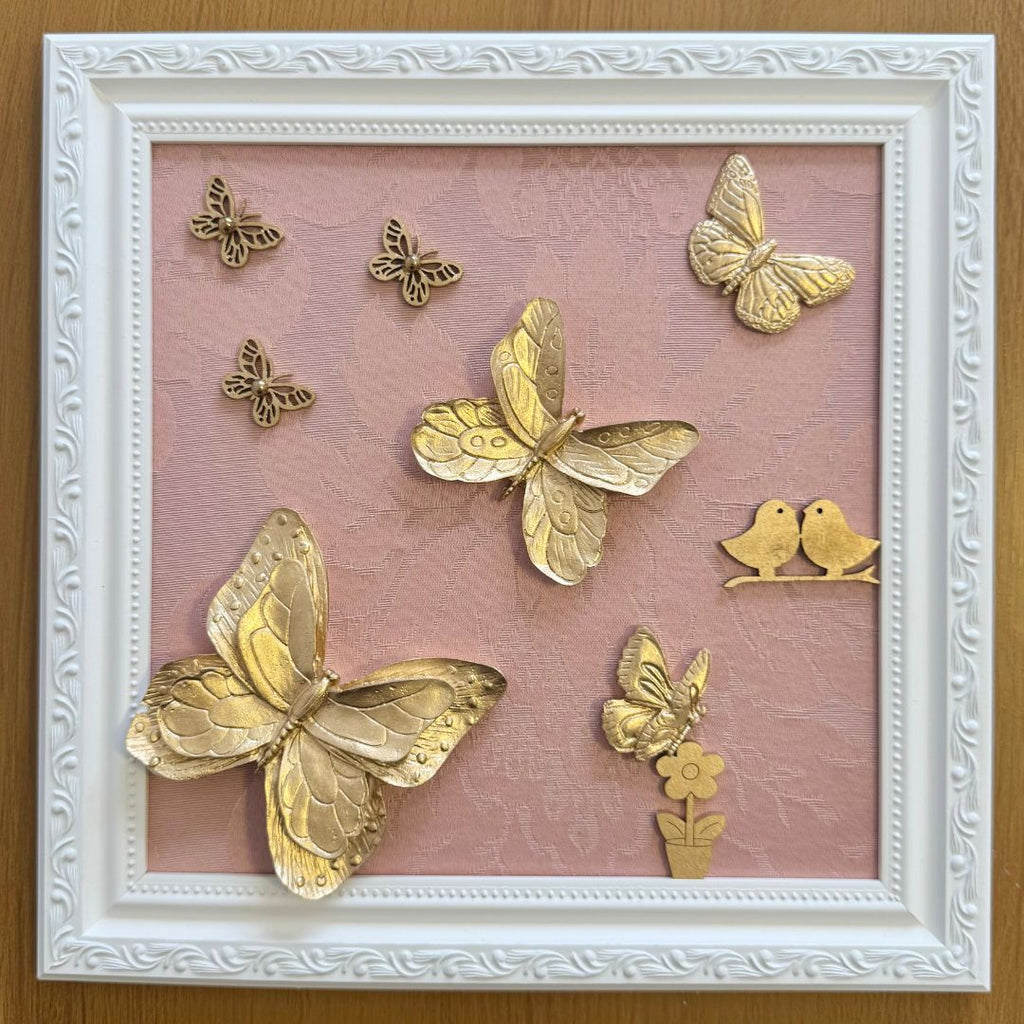 Quadro Borboleta Dourada (Fundo Rosé)