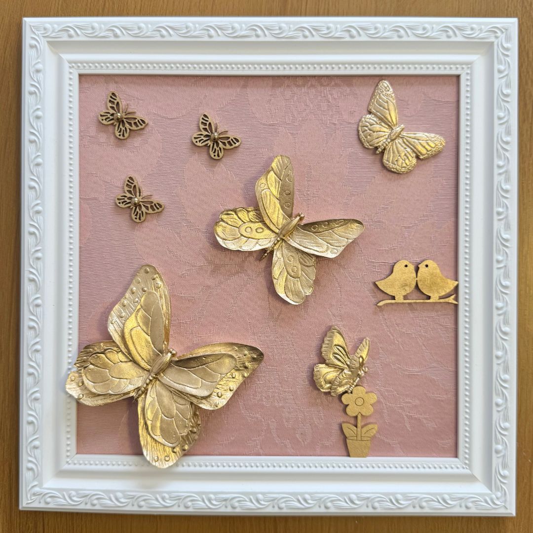 Quadro Borboleta Dourada (Fundo Rosé)