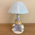 Abajur De Madeira (Azul Claro) + Urso Brinquedo (Azul Claro)