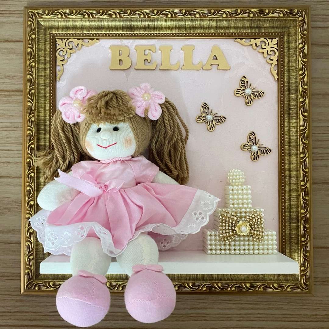 Quadro Maternidade Boneca Jardim Encantado Rosa (Fundo Rosa)