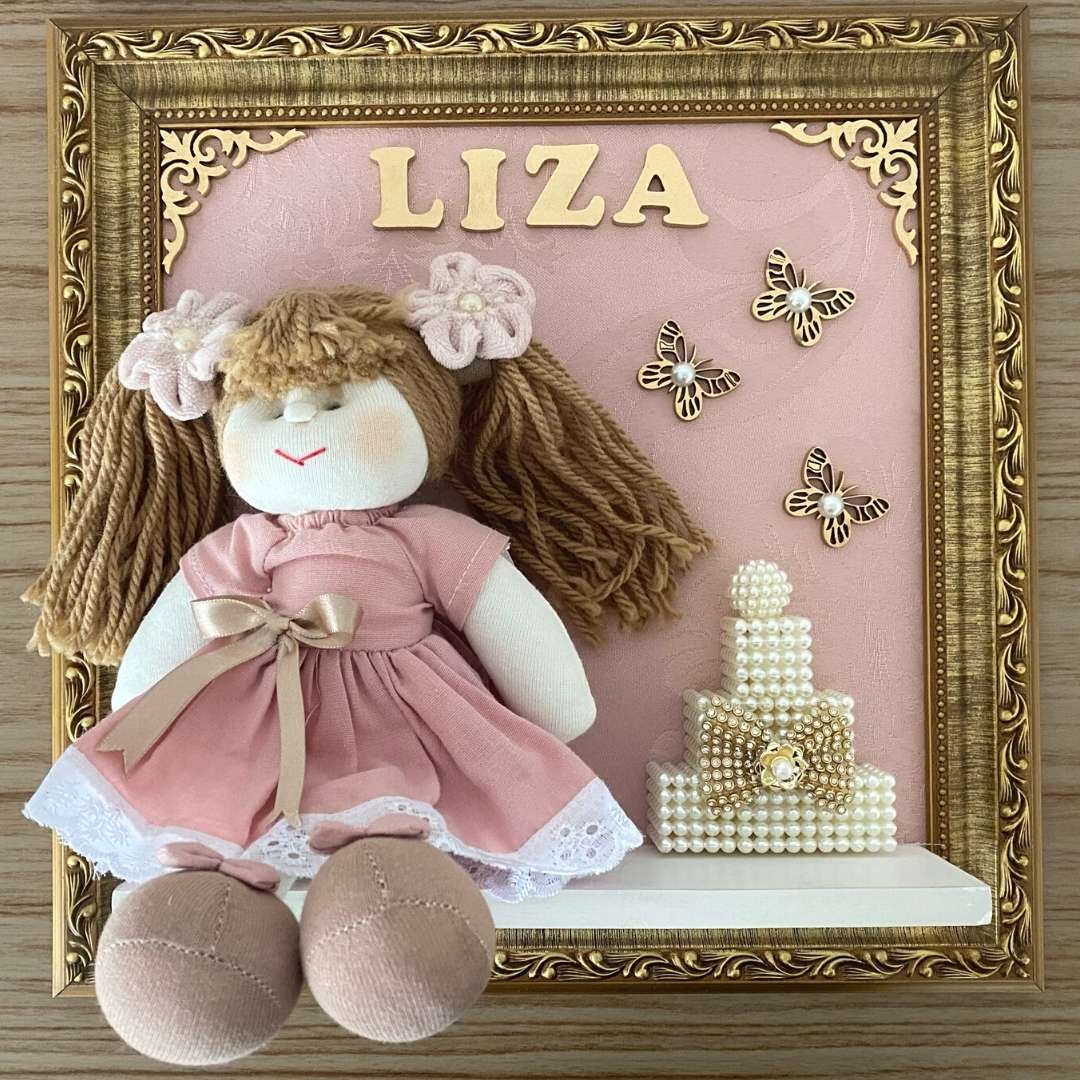 Quadro Maternidade Boneca Jardim Encantado Rosé (Fundo Rosé)
