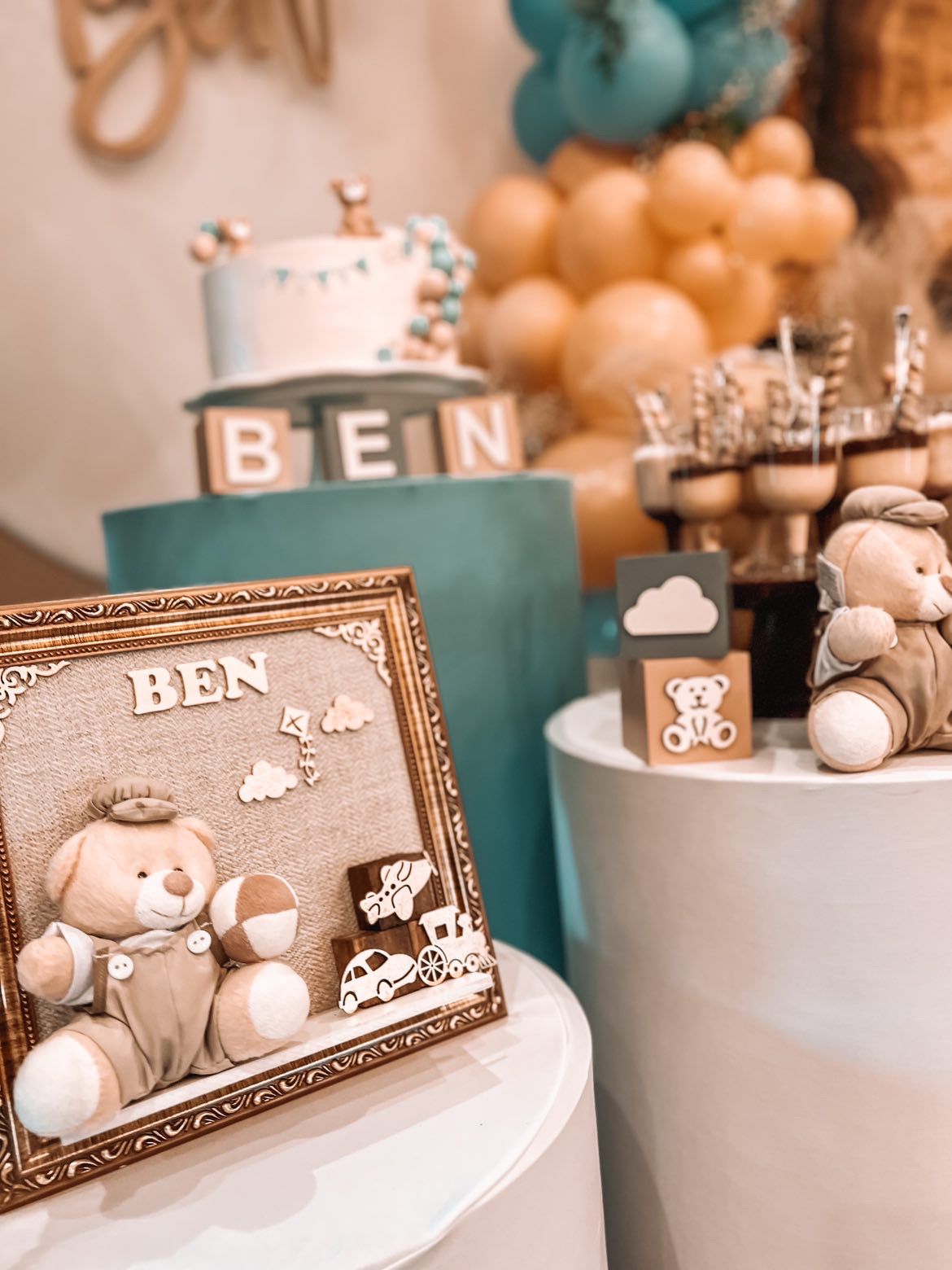 Quadro Maternidade Urso Brinquedo Bege (Fundo Bege)