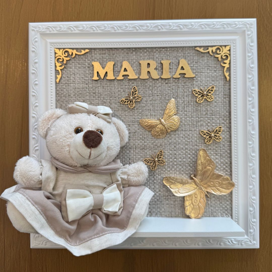 Quadro Maternidade Ursinha Zoe (Bege) - Borboleta Dourada (Fundo Bege)