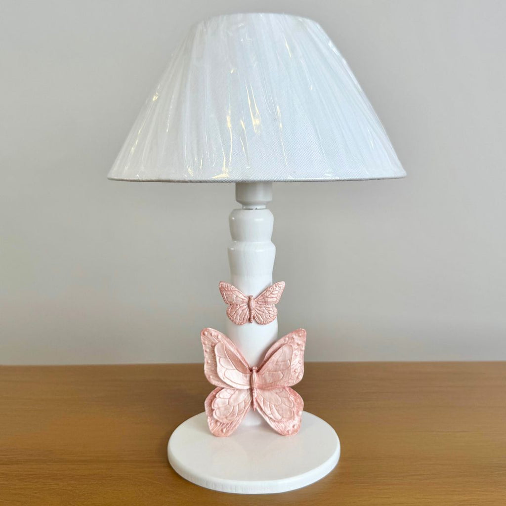 Abajur De Madeira (Branco) + Borboleta Em Resina (Rosa / Rosé)