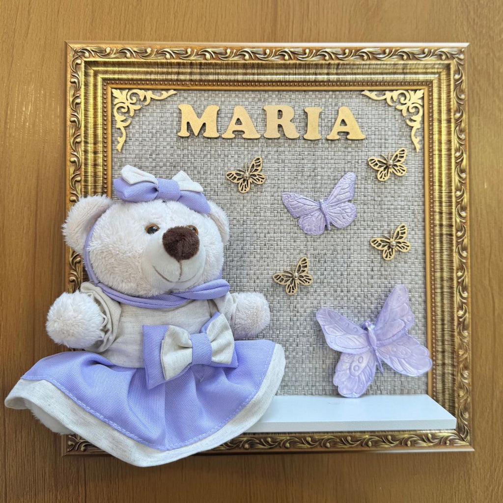 Quadro Maternidade Ursinha Zoe Lilás - Borboleta Lilás (Fundo Bege)