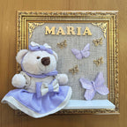 Quadro Maternidade Ursinha Zoe Lilás - Borboleta Lilás (Fundo Bege)