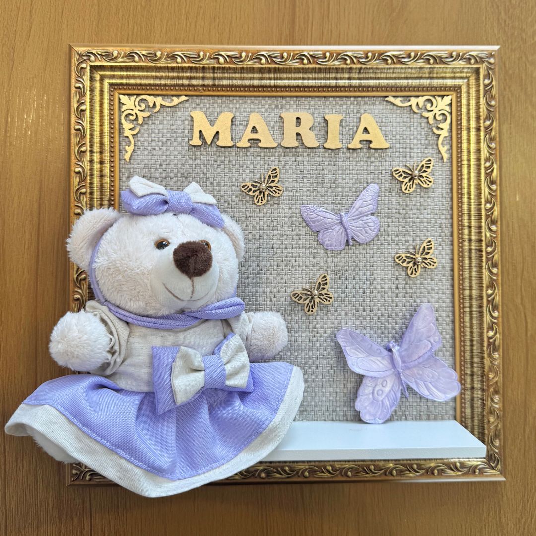 Quadro Maternidade Ursinha Zoe Lilás - Borboleta Lilás (Fundo Bege)