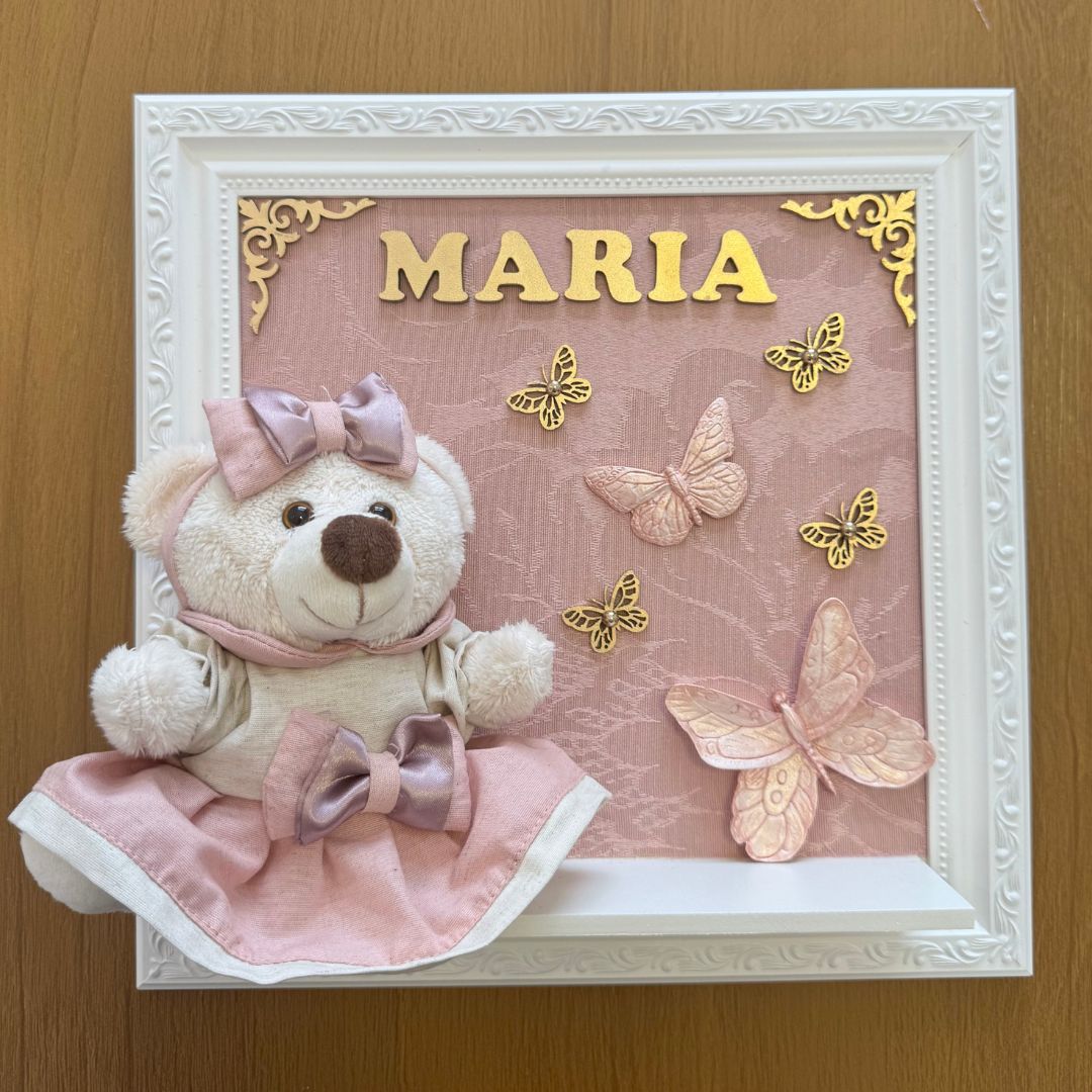 Quadro Maternidade Ursinha Zoe - Borboleta Rosa Rosé (Fundo Rosé)