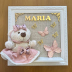 Quadro Maternidade Ursinha Zoe - Borboleta Rosa Rosé (Fundo Bege)