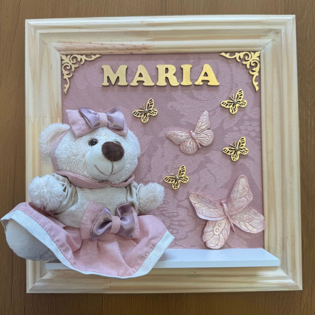Quadro Maternidade Ursinha Zoe - Borboleta Rosa Rosé (Fundo Rosé)