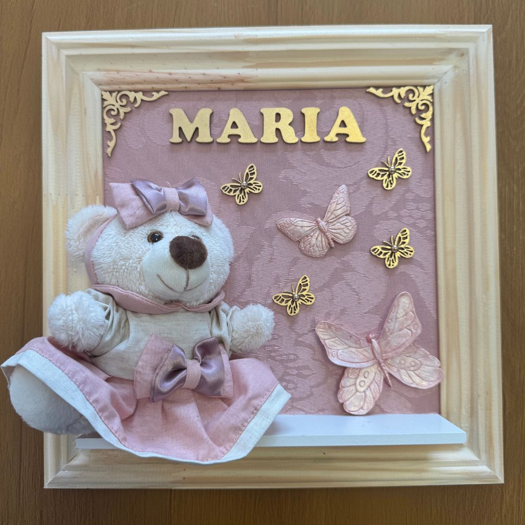 Quadro Maternidade Ursinha Zoe - Borboleta Rosa Rosé (Fundo Rosé)
