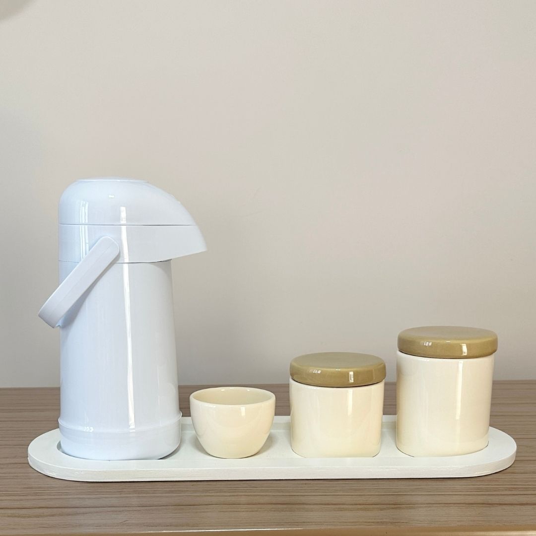 Kit Higiene Porcelana (3 Peças - Bege / Palha) + Bandeja MDF + Garrafa Térmica