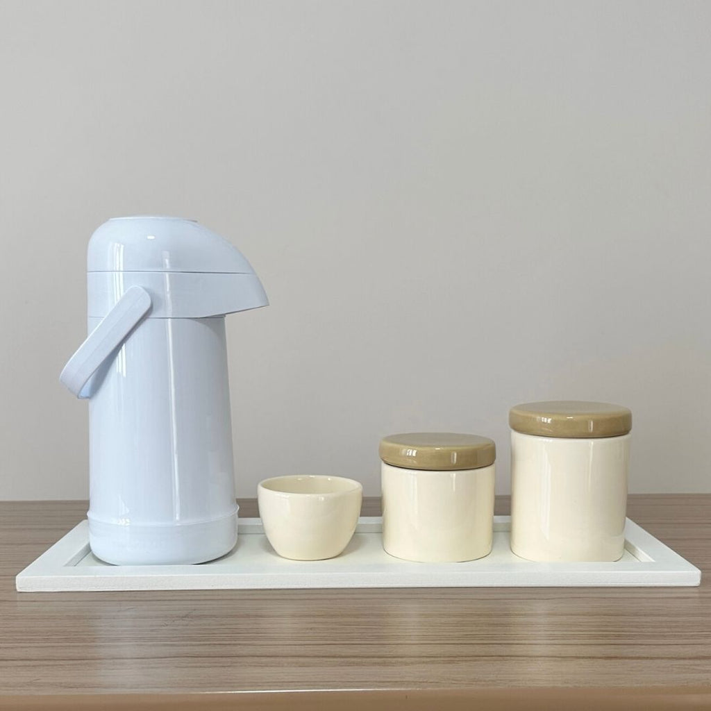 Kit Higiene Porcelana (3 Peças - Bege / Palha) + Bandeja MDF + Garrafa Térmica