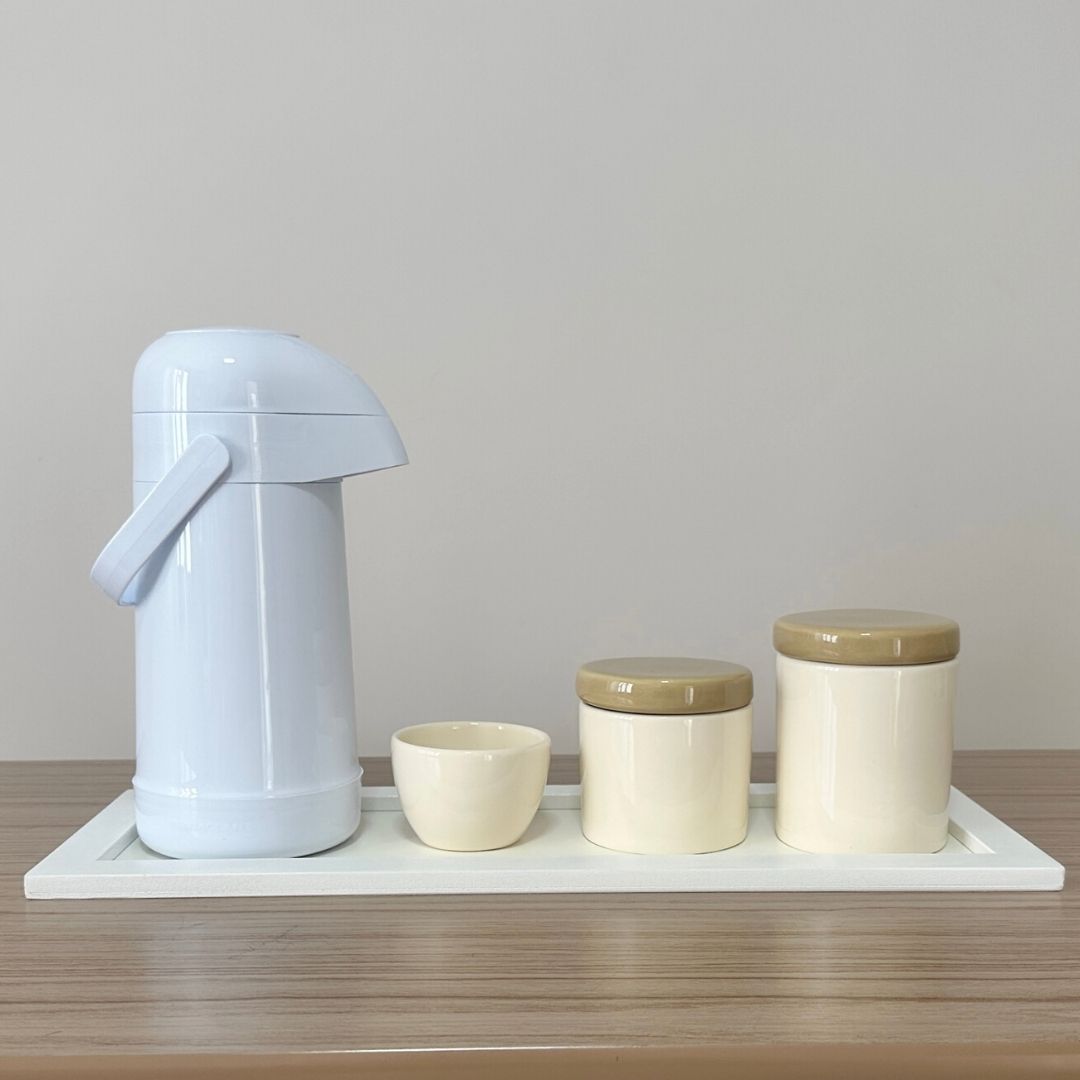 Kit Higiene Porcelana (3 Peças - Bege / Palha) + Bandeja MDF + Garrafa Térmica
